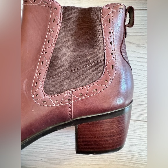 Earth Denali Respect Bootie - Size 8.5M - Hot Maroon - Picture 7 of 14